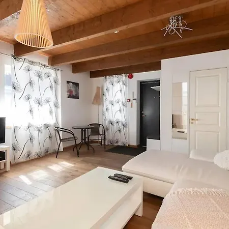 Cozy 3 Story House In Old Town *